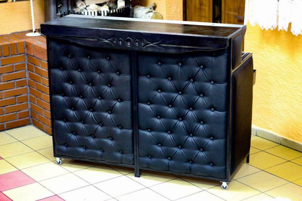 Handcrafted Barstation Chesterfield Leather black